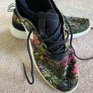 COPY - 🌟Rare🌟 black floral patterned Nike’s